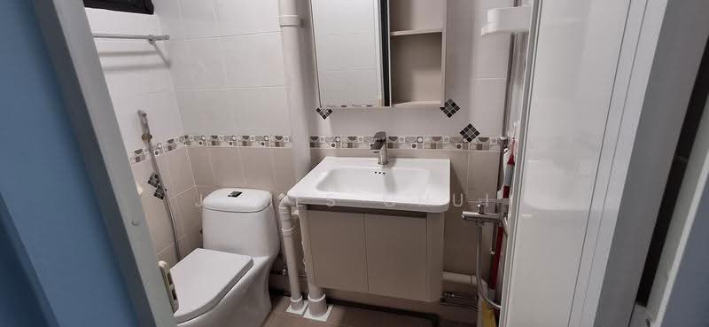 364 Clementi Avenue 2, 364 Clementi Avenue 2, Buona Vista / West Coast / Clementi New Town, Room Rental, 200 sqft, HDB Flat For Rent, by James Chui, 500266421 - Bathroom - PropertyGuru.com.sg