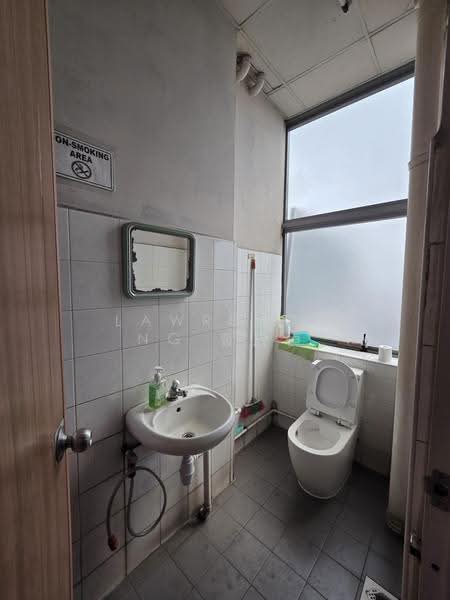 Enterprise Hub, 48 Toh Guan Road East, Boon Lay / Jurong / Tuas, 1,959 sqft, Factory / Workshop (B2) For Sale, by Lawrence Ng 黄启恒, 500266485 - Bathroom - CommercialGuru.com.sg