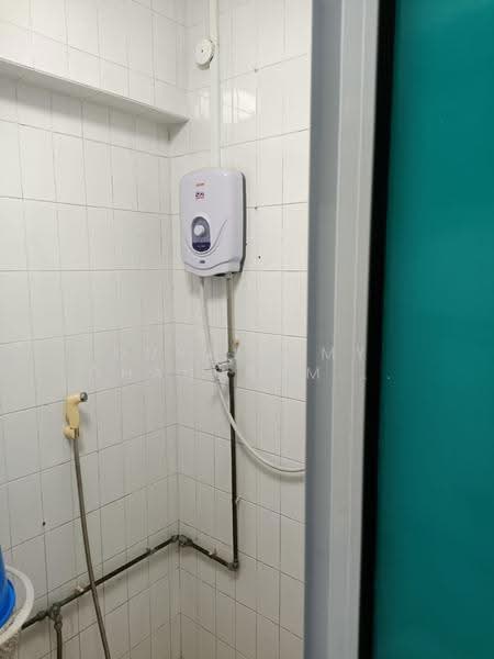 BLK 816 YISHUN, Yishun street 81, Room Rental, 250 sqft, HDB Flat For Rent, by Duraisamy Chandramohan (D C Mohan), 500266489 - Bathroom - PropertyGuru.com.sg