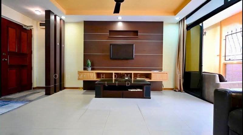 262D Compassvale Street, 262D Compassvale Street, Hougang / Punggol / Sengkang, 3 Bedrooms, 1,184 sqft, HDB Flat For Sale, by AARON LIM, 500266527 - Living Room - PropertyGuru.com.sg