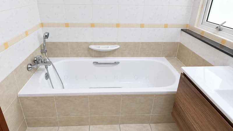 The Floravale, 238 Westwood Avenue, Boon Lay / Jurong / Tuas, 5 Bedrooms, 1,227 sqft, Condominium For Sale, by Delvin Ong, 500266533 - Bathroom - PropertyGuru.com.sg