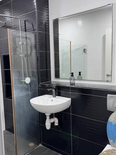 404 Jurong West Street 42, 404 Jurong West Street 42, Boon Lay / Jurong / Tuas, 3 Bedrooms, 1,432 sqft, HDB Flat For Sale, by Kuang YiRu, 500266535 - Bathroom - PropertyGuru.com.sg