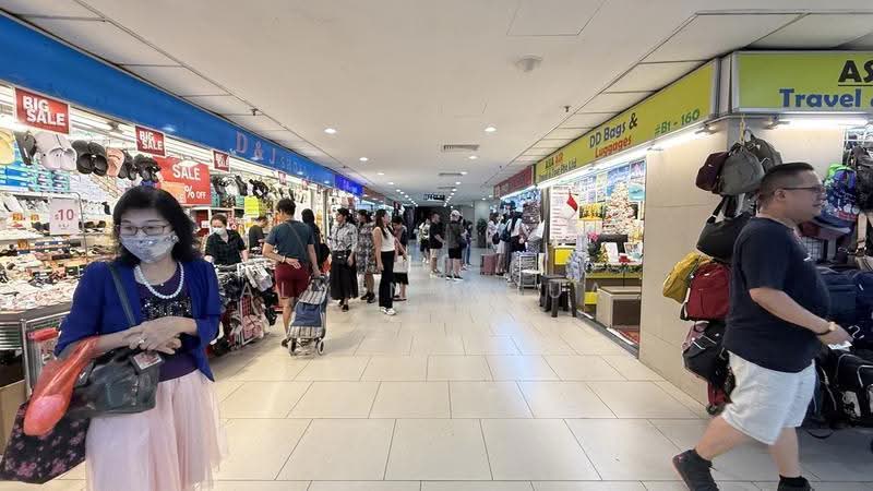 Lucky Plaza, 304 Orchard Road, Orchard / River Valley, 140 sqft, Mall Shop For Rent, by Alvin Chua, 500266544 - Corridor - CommercialGuru.com.sg