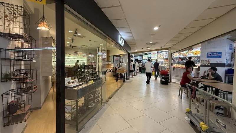 Lucky Plaza, 304 Orchard Road, Orchard / River Valley, 140 sqft, Mall Shop For Rent, by Alvin Chua, 500266544 - Exterior - CommercialGuru.com.sg