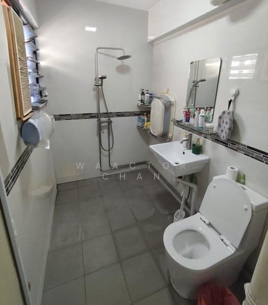 430 Jurong West Avenue 1, 430 Jurong West Avenue 1, Boon Lay / Jurong / Tuas, 3 Bedrooms, 1,108 sqft, HDB Flat For Sale, by Waactor Chan, 500266612 - Bathroom - PropertyGuru.com.sg