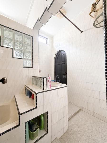 Jalan Asas, Dairy Farm / Bukit Panjang / Choa Chu Kang, 3 Bedrooms, 2,500 sqft, Semi-Detached House For Sale, by Pang Chun Enn, 500266631 - Bathroom - PropertyGuru.com.sg