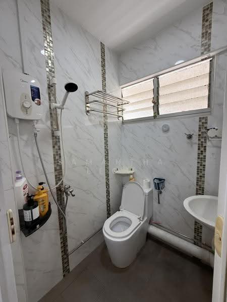 124 Yishun Street 11, 124 Yishun Street 11, Sembawang / Yishun, 5 Bedrooms, 1,442 sqft, HDB Flat For Sale, by Samantha Leow, 500266696 - Bathroom - PropertyGuru.com.sg
