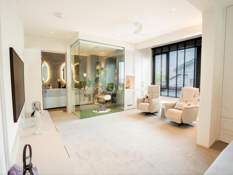 WIDE FRONTAGE. NORTH/SOUTH FACING (9693.8899 发发久久), SIGLAP / PALM / WOO MON CHEW, East Coast / Marine Parade, 5 Bedrooms, 6,000 sqft, Semi-Detached House For Sale, by Denny Lim, 500266717 - Master Bedroom - PropertyGuru.com.sg