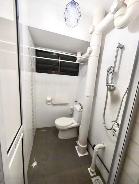 231 Jurong East Street 21, 231 Jurong East Street 21, Boon Lay / Jurong / Tuas, 2 Bedrooms, 883 sqft, HDB Flat For Sale, by Eason Sim 沈绍彬, 500266793 - Bathroom - PropertyGuru.com.sg