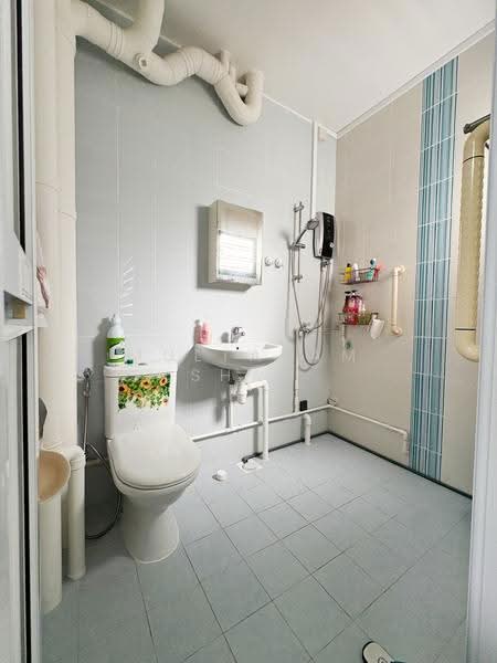 291 Tampines Street 22, 291 Tampines Street 22, Pasir Ris / Tampines, Room Rental, 150 sqft, HDB Flat For Rent, by Multazam Shah, 500266826 - Bathroom - PropertyGuru.com.sg