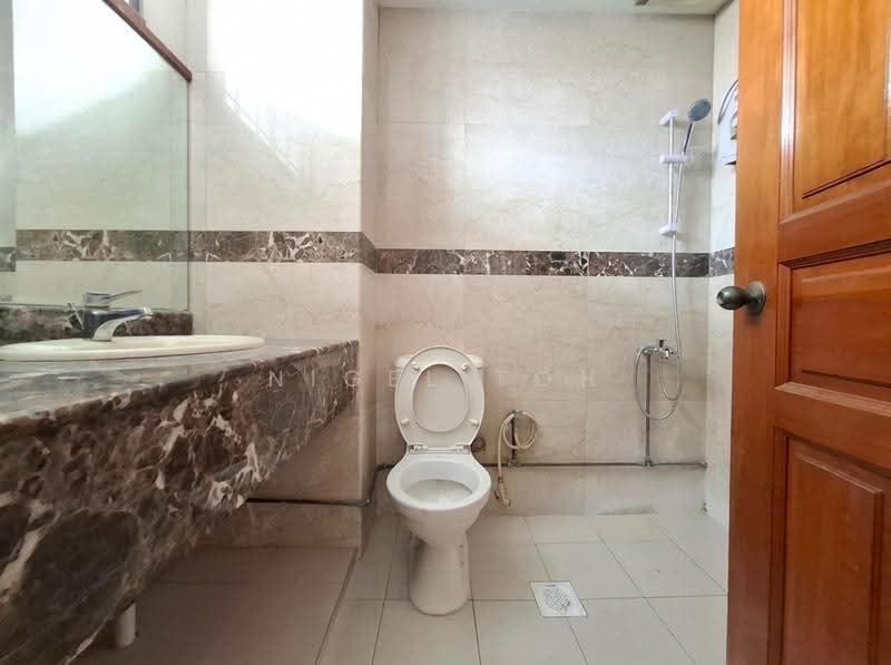 Chun Tin Court, 9 Yuk Tong Avenue, Clementi Park / Upper Bukit Timah, 3 Bedrooms, 2,164 sqft, Walk-up Apartment For Sale, by Nigel Toh, 500266847 - Bathroom - PropertyGuru.com.sg