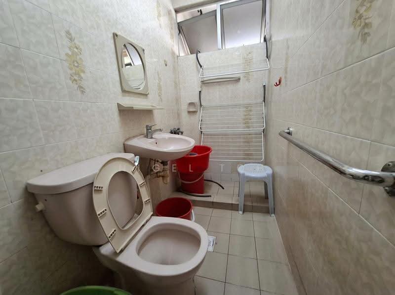 Chun Tin Court, 9 Yuk Tong Avenue, Clementi Park / Upper Bukit Timah, 3 Bedrooms, 2,164 sqft, Walk-up Apartment For Sale, by Nigel Toh, 500266847 - Bathroom - PropertyGuru.com.sg