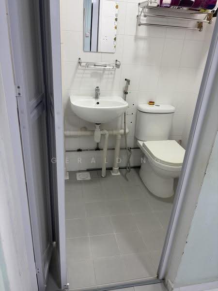 540 Bedok North Street 3, 540 Bedok North Street 3, Bedok / Upper East Coast, 2 Bedrooms, 732 sqft, HDB Flat For Sale, by Gerald Ng, 500266865 - Bathroom - PropertyGuru.com.sg