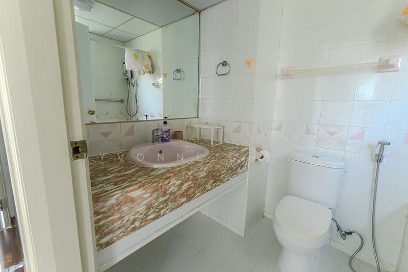 Bullion Park, 166 Lentor Loop, Mandai / Upper Thomson, 2 Bedrooms, 807 sqft, Condominium For Rent, by Yvonne Chua, 500266884 - Bathroom - PropertyGuru.com.sg