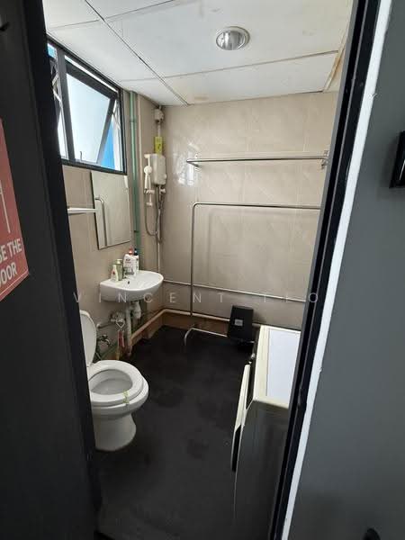 Oxley BizHub 2, 62 Ubi Road 1, Eunos / Geylang / Paya Lebar, 1,023 sqft, Light Industrial (B1) For Sale, by Vincent Teo, 500267184 - Bathroom - CommercialGuru.com.sg