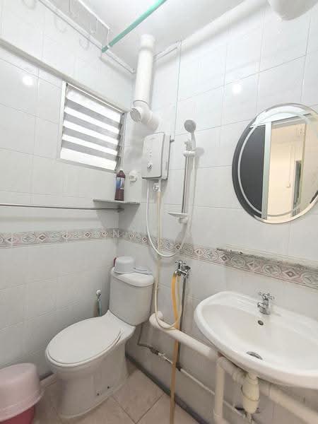 476 Ang Mo Kio Avenue 10, 476 Ang Mo Kio Avenue 10, Ang Mo Kio / Bishan / Thomson, Room Rental, 120 sqft, HDB Flat For Rent, by Kenny Kan, 500267194 - Bathroom - PropertyGuru.com.sg