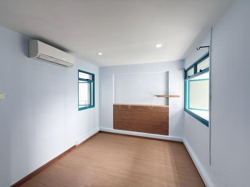 15 Farrer Park Road, 15 Farrer Park Road, Farrer Park / Serangoon Rd, 3 Bedrooms, 808 sqft, HDB Flat For Sale, by Valerie Ong, 500267206 - Master Bedroom - PropertyGuru.com.sg