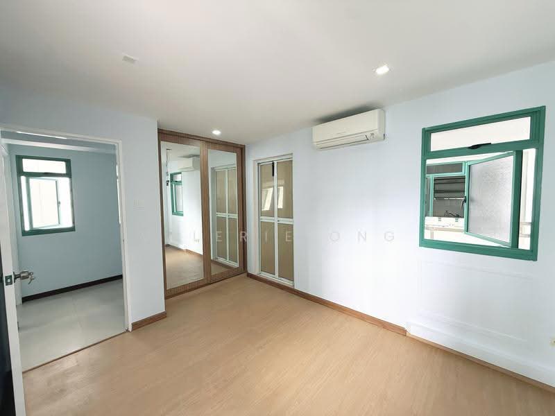 15 Farrer Park Road, 15 Farrer Park Road, Farrer Park / Serangoon Rd, 3 Bedrooms, 808 sqft, HDB Flat For Sale, by Valerie Ong, 500267206 - Master Bedroom - PropertyGuru.com.sg