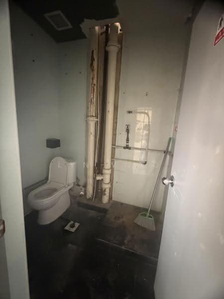 162 Bukit Merah Central, Alexandra / Commonwealth, 1,044 sqft, Shop / Shophouse For Rent, by Lyn Wong, 500267215 - Bathroom - CommercialGuru.com.sg
