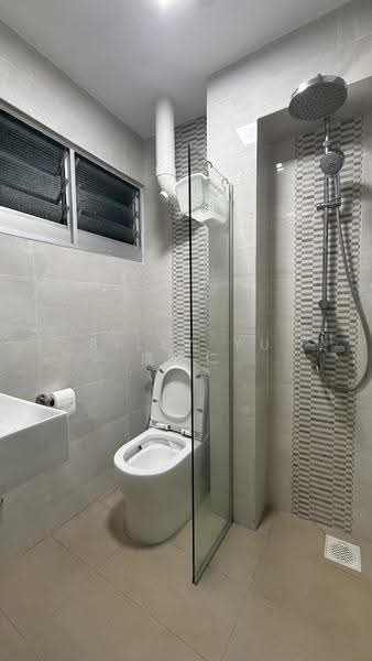 241 Bukit Batok East Avenue 5, 241 Bukit Batok East Avenue 5, Dairy Farm / Bukit Panjang / Choa Chu Kang, 2 Bedrooms, 721 sqft, HDB Flat For Sale, by Billy Yu 虞信仁, 500267329 - Bathroom - PropertyGuru.com.sg