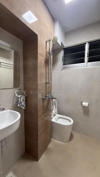 241 Bukit Batok East Avenue 5, 241 Bukit Batok East Avenue 5, Dairy Farm / Bukit Panjang / Choa Chu Kang, 2 Bedrooms, 721 sqft, HDB Flat For Sale, by Billy Yu 虞信仁, 500267329 - Bathroom - PropertyGuru.com.sg