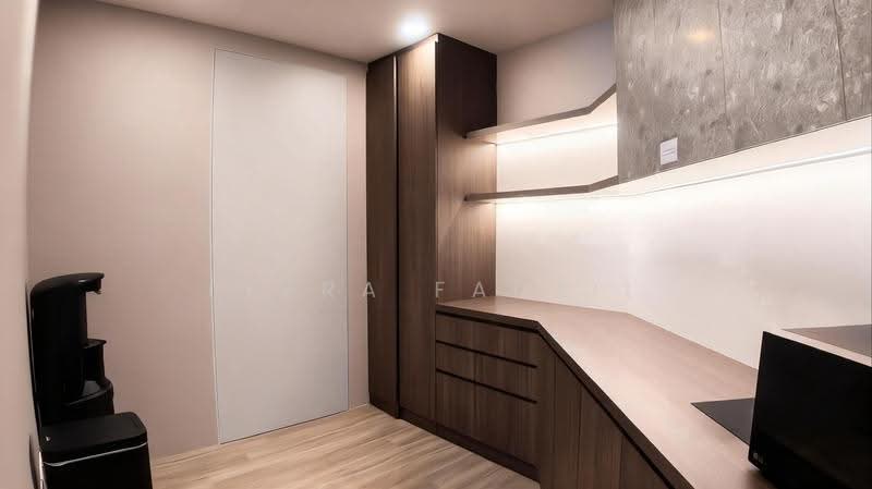 Gateway East, 152 Beach Road, Beach Road / Bugis / Rochor, 1,816 sqft, Office For Rent, by Fezra Fadzil, 500267336 - Pantry - CommercialGuru.com.sg