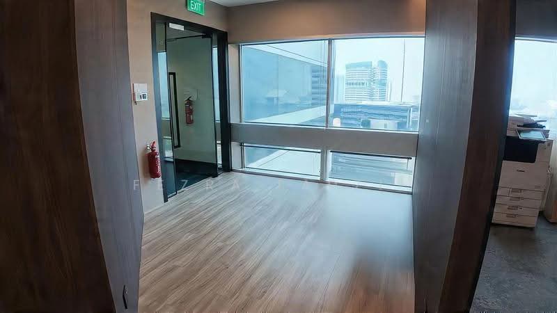 Gateway East, 152 Beach Road, Beach Road / Bugis / Rochor, 1,816 sqft, Office For Rent, by Fezra Fadzil, 500267336 - Entrance - CommercialGuru.com.sg