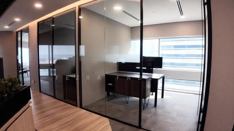 Gateway East, 152 Beach Road, Beach Road / Bugis / Rochor, 1,816 sqft, Office For Rent, by Fezra Fadzil, 500267336 - Glass Room 3 - CommercialGuru.com.sg