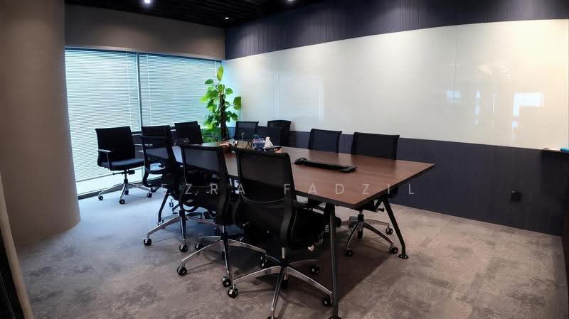 Gateway East, 152 Beach Road, Beach Road / Bugis / Rochor, 1,816 sqft, Office For Rent, by Fezra Fadzil, 500267336 - Meeting room - CommercialGuru.com.sg