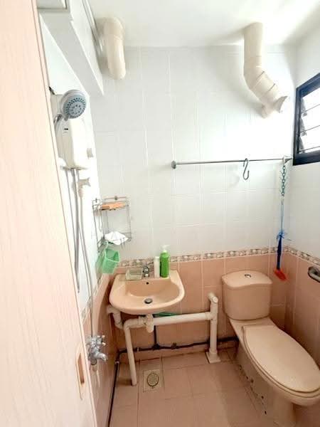 326 Clementi Avenue 5, 326 Clementi Avenue 5, Buona Vista / West Coast / Clementi New Town, 2 Bedrooms, 721 sqft, HDB Flat For Sale, by Shaw Yong, 500267338 - Bathroom - PropertyGuru.com.sg