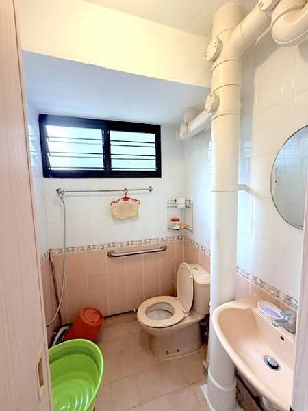 326 Clementi Avenue 5, 326 Clementi Avenue 5, Buona Vista / West Coast / Clementi New Town, 2 Bedrooms, 721 sqft, HDB Flat For Sale, by Shaw Yong, 500267338 - Bathroom - PropertyGuru.com.sg