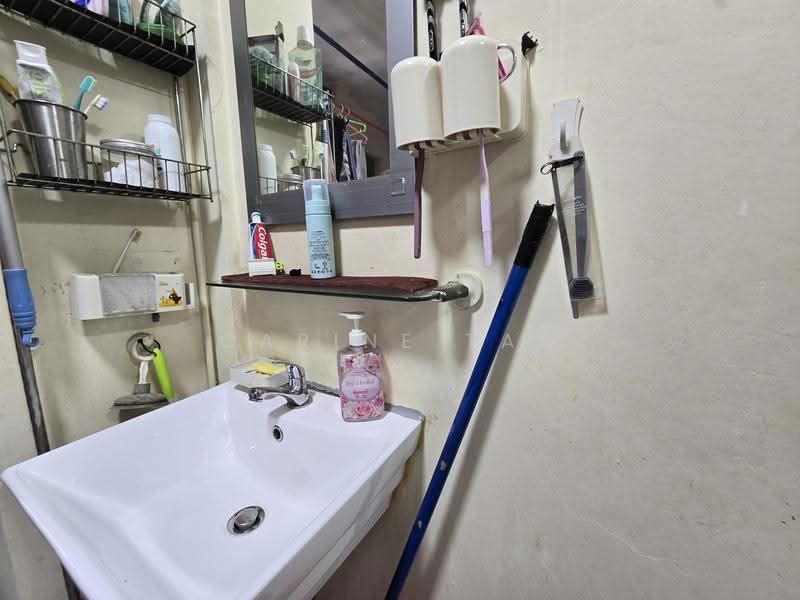 5 Jalan Batu, 5 Jalan Batu, East Coast / Marine Parade, Room Rental, 100 sqft, HDB Flat For Rent, by Carine Tan, 500267390 - Bathroom - PropertyGuru.com.sg