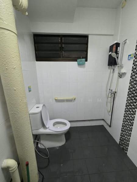 455 Jurong West Street 42, 455 Jurong West Street 42, Boon Lay / Jurong / Tuas, 3 Bedrooms, 1,119 sqft, HDB Flat For Rent, by Raja Lathme, 500267472 - Bathroom - PropertyGuru.com.sg