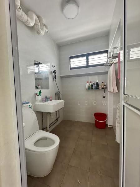 427 Choa Chu Kang Avenue 4, 427 Choa Chu Kang Avenue 4, Dairy Farm / Bukit Panjang / Choa Chu Kang, 3 Bedrooms, 1,119 sqft, HDB Flat For Sale, by Janet Leow, 500267486 - Bathroom - PropertyGuru.com.sg