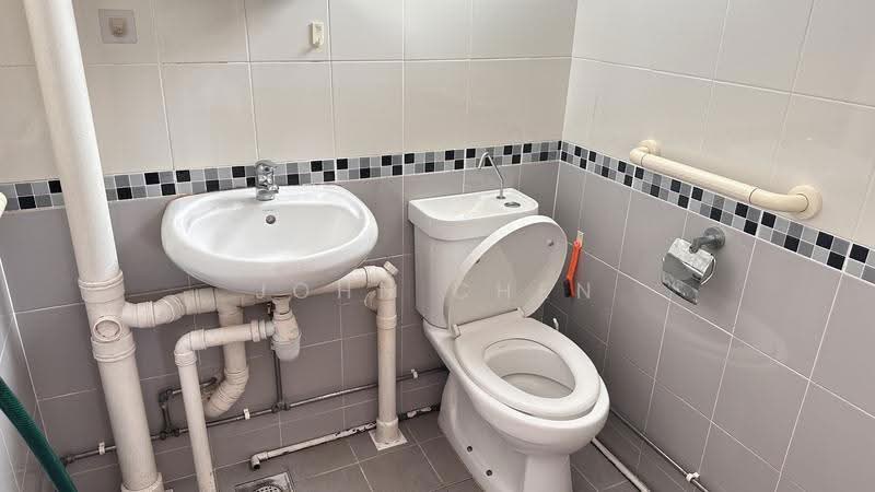 606 Bedok Reservoir Road, 606 Bedok Reservoir Road, Bedok / Upper East Coast, 2 Bedrooms, 721 sqft, HDB Flat For Rent, by John Chen, 500267601 - Bathroom - PropertyGuru.com.sg