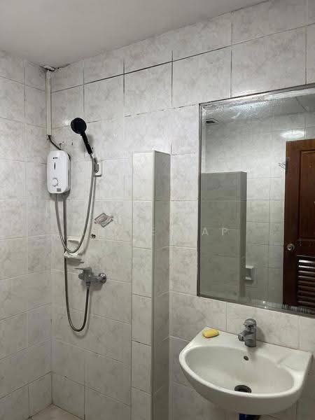 Teck Hiang Gardens, Toh Tuck Road, Clementi Park / Upper Bukit Timah, 5 Bedrooms, 3,000 sqft, Terraced House For Rent, by Alice Yap, 500267603 - Bathroom - PropertyGuru.com.sg