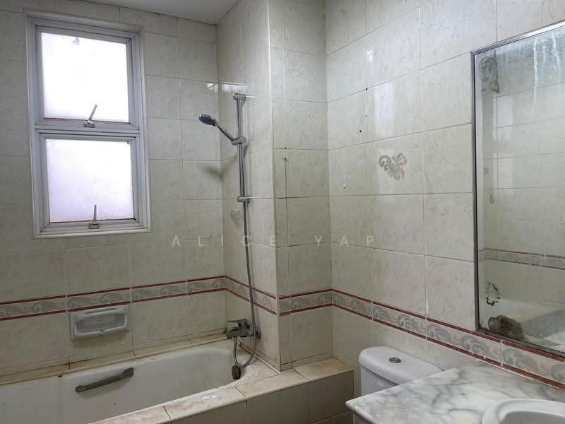 Teck Hiang Gardens, Toh Tuck Road, Clementi Park / Upper Bukit Timah, 5 Bedrooms, 3,000 sqft, Terraced House For Rent, by Alice Yap, 500267603 - Bathroom - PropertyGuru.com.sg