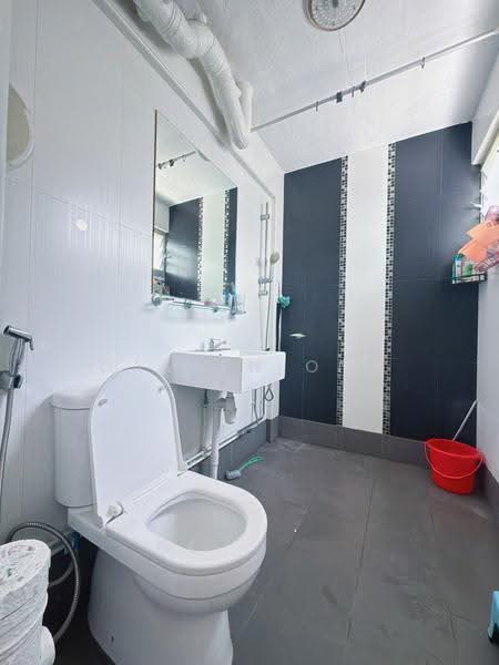 143 Serangoon North Avenue 1, 143 Serangoon North Avenue 1, Hougang / Punggol / Sengkang, 3 Bedrooms, 1,313 sqft, HDB Flat For Rent, by Damien Ong, 500267639 - Bathroom - PropertyGuru.com.sg