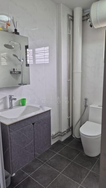 836 Woodlands Street 83, 836 Woodlands Street 83, Admiralty / Woodlands, 3 Bedrooms, 1,302 sqft, HDB Flat For Rent, by Suriani Mansoor, 500267675 - Bathroom - PropertyGuru.com.sg