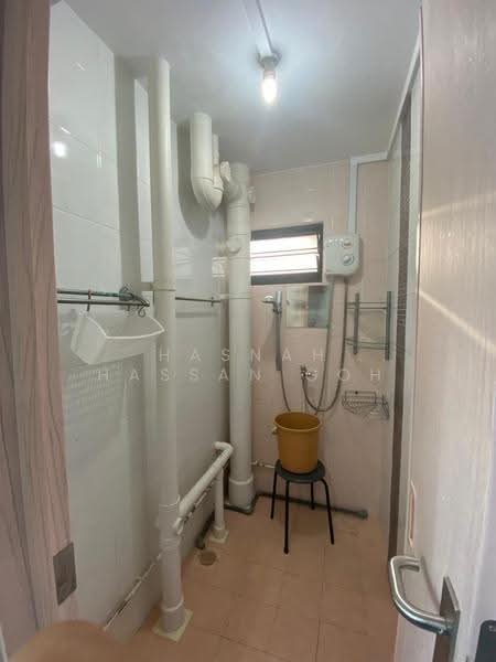 37 Bedok South Avenue 2, 37 Bedok South Avenue 2, Bedok / Upper East Coast, 3 Bedrooms, 904 sqft, HDB Flat For Rent, by Hasnah Hassan Goh, 500267693 - Bathroom - PropertyGuru.com.sg