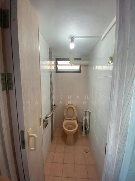 37 Bedok South Avenue 2, 37 Bedok South Avenue 2, Bedok / Upper East Coast, 3 Bedrooms, 904 sqft, HDB Flat For Rent, by Hasnah Hassan Goh, 500267693 - Bathroom - PropertyGuru.com.sg