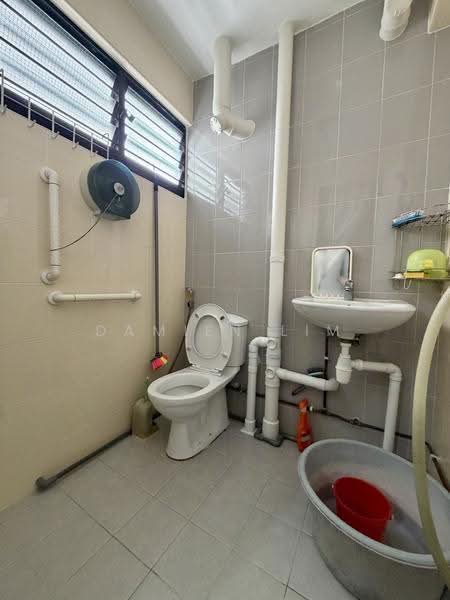 119 Potong Pasir Avenue 1, 119 Potong Pasir Avenue 1, Macpherson / Potong Pasir, 2 Bedrooms, 721 sqft, HDB Flat For Rent, by Damien Lim, 500267710 - Bathroom - PropertyGuru.com.sg