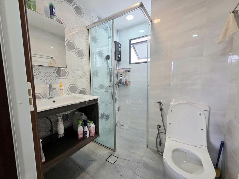 Regentville, 12 Hougang Street 92, Hougang / Punggol / Sengkang, 3 Bedrooms, 1,076 sqft, Condominium For Sale, by Jeff Huang, 500267717 - Bathroom - PropertyGuru.com.sg