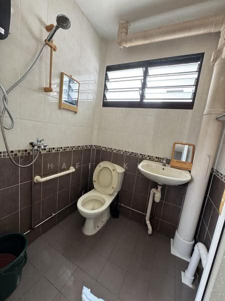 363 Bukit Batok Street 31, 363 Bukit Batok Street 31, Dairy Farm / Bukit Panjang / Choa Chu Kang, 2 Bedrooms, 732 sqft, HDB Flat For Sale, by Hafiz Khan, 500267773 - Bathroom - PropertyGuru.com.sg