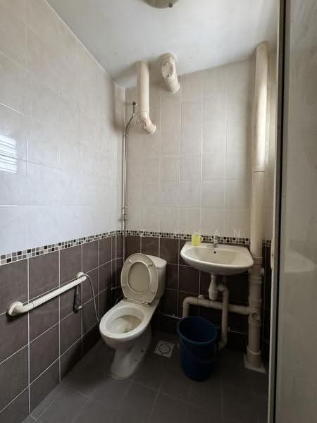 363 Bukit Batok Street 31, 363 Bukit Batok Street 31, Dairy Farm / Bukit Panjang / Choa Chu Kang, 2 Bedrooms, 732 sqft, HDB Flat For Sale, by Hafiz Khan, 500267773 - Bathroom - PropertyGuru.com.sg