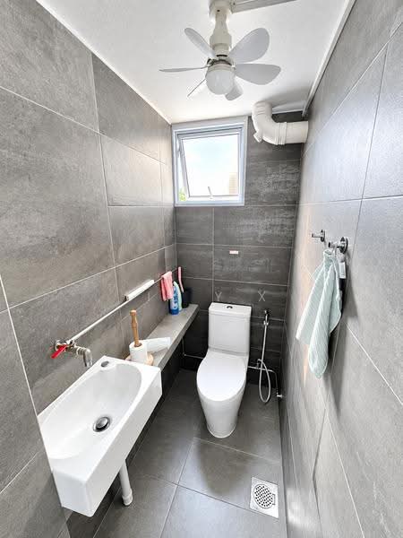 806 King George's Avenue, 806 King George's Avenue, Farrer Park / Serangoon Rd, 2 Bedrooms, 635 sqft, HDB Flat For Sale, by Lim Y X, 500267809 - Bathroom - PropertyGuru.com.sg