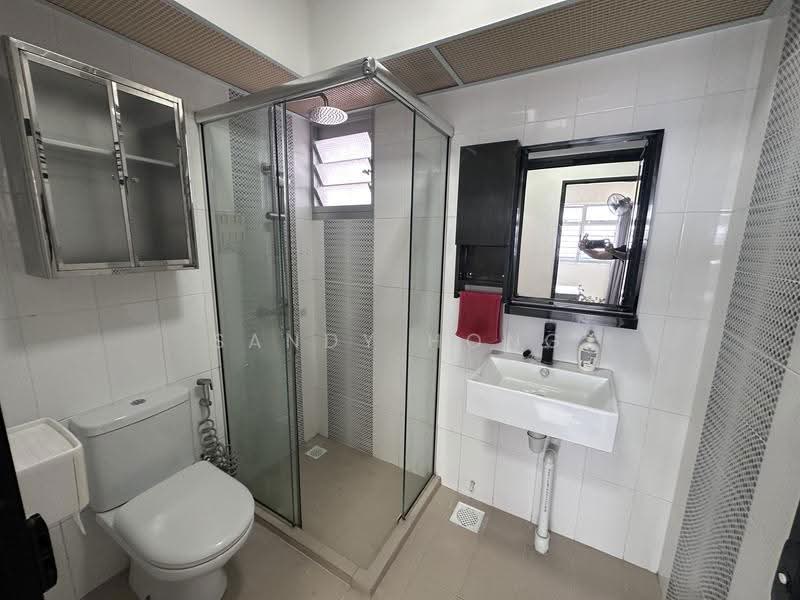166B Yung Kuang Court, 166B Yung Kuang Road, Boon Lay / Jurong / Tuas, 3 Bedrooms, 1,001 sqft, HDB Flat For Sale, by Sandy Hong, 500267910 - Bathroom - PropertyGuru.com.sg