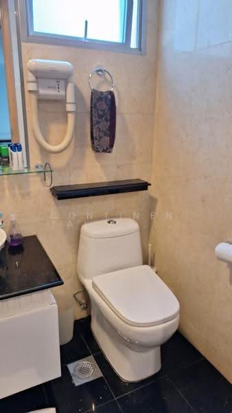 Cairnhill Crest, 2 Cairnhill Circle, Orchard / River Valley, 1 Bedroom, 818 sqft, Condominium For Rent, by GEORGE, 500267918 - Bathroom - PropertyGuru.com.sg