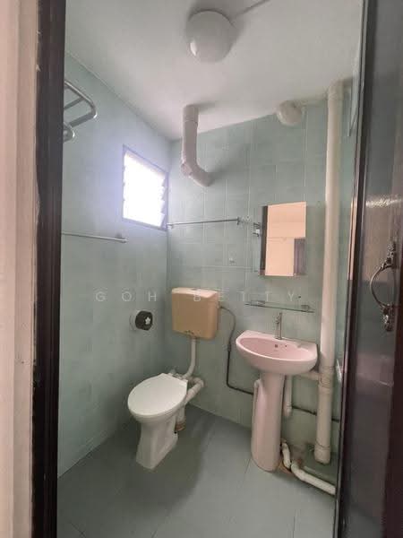 812 Tampines Avenue 4, 812 Tampines Avenue 4, Pasir Ris / Tampines, 3 Bedrooms, 980 sqft, HDB Flat For Sale, by Goh Betty, 500267960 - Bathroom - PropertyGuru.com.sg