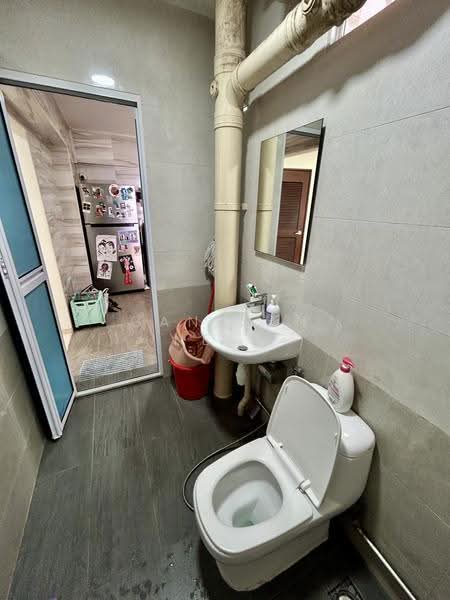 275 Toh Guan Road, 275 Toh Guan Road, Boon Lay / Jurong / Tuas, 3 Bedrooms, 969 sqft, HDB Flat For Sale, by Ganesan Nesh, 500267977 - Bathroom - PropertyGuru.com.sg
